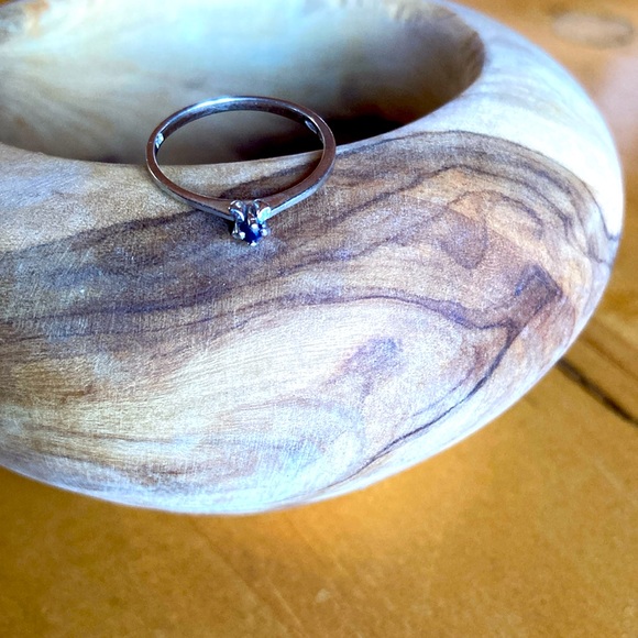 Gray Sapphire & White Gold Ring - Picture 2 of 9